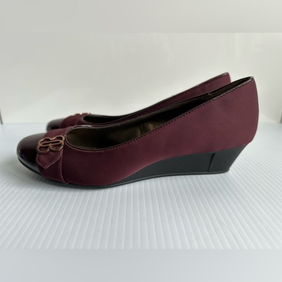 Bandolino Burgundy Wedge Size 8 Office Business Work Wear Internship - Picture 7 of 11